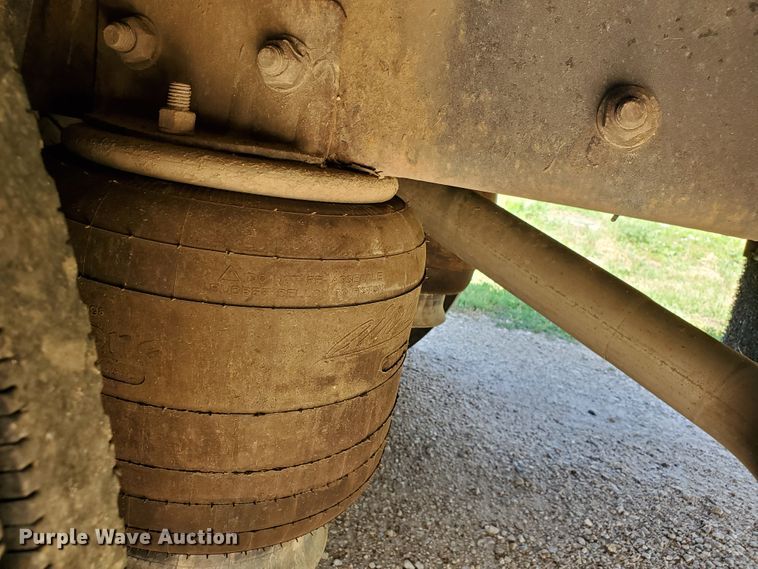 image for item DF8956 2002 Freightliner MT55  delivery truck