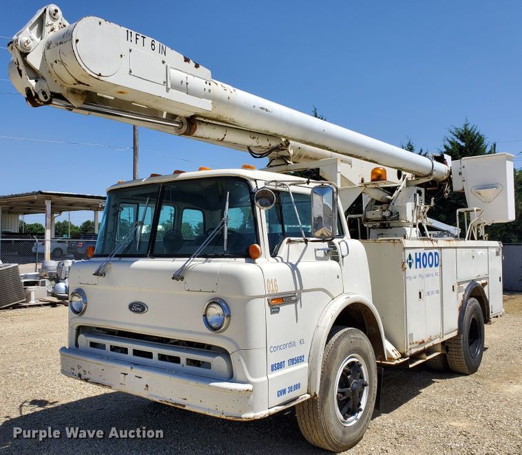image for item DF8958 1988 Ford 8000  bucket truck