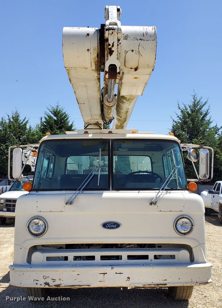 image for item DF8958 1988 Ford 8000  bucket truck