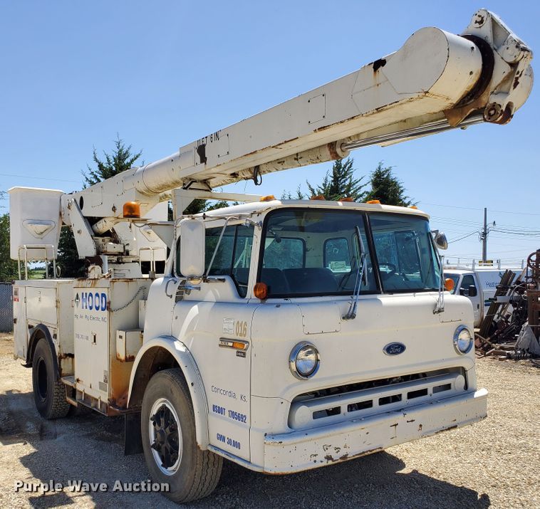 image for item DF8958 1988 Ford 8000  bucket truck