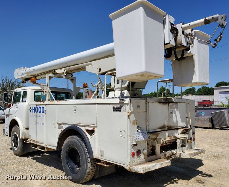 image for item DF8958 1988 Ford 8000  bucket truck
