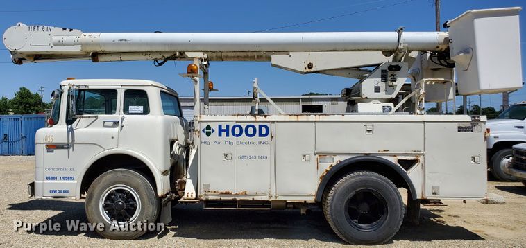 image for item DF8958 1988 Ford 8000  bucket truck