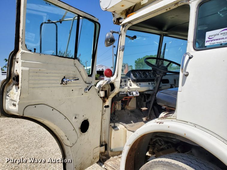 image for item DF8958 1988 Ford 8000  bucket truck