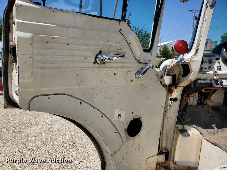 image for item DF8958 1988 Ford 8000  bucket truck