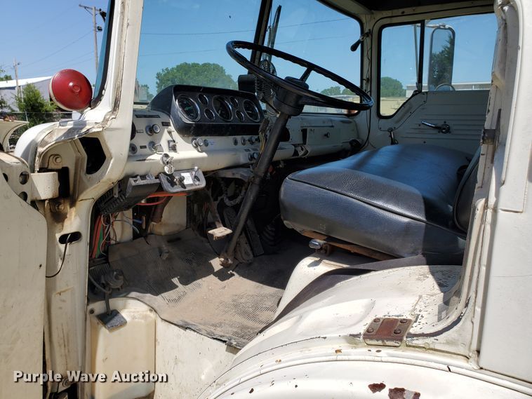 image for item DF8958 1988 Ford 8000  bucket truck
