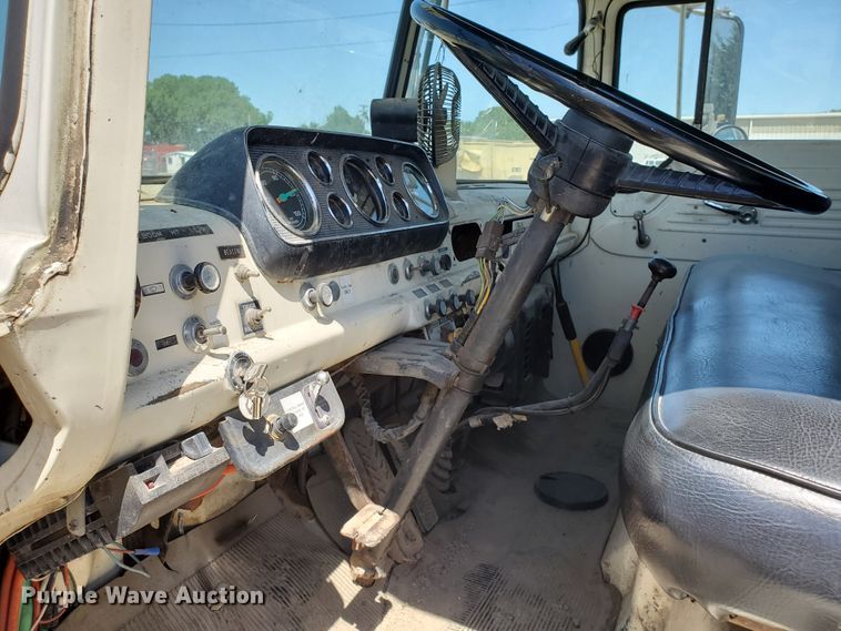 image for item DF8958 1988 Ford 8000  bucket truck