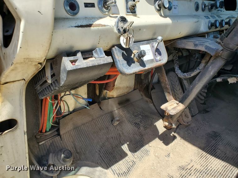 image for item DF8958 1988 Ford 8000  bucket truck