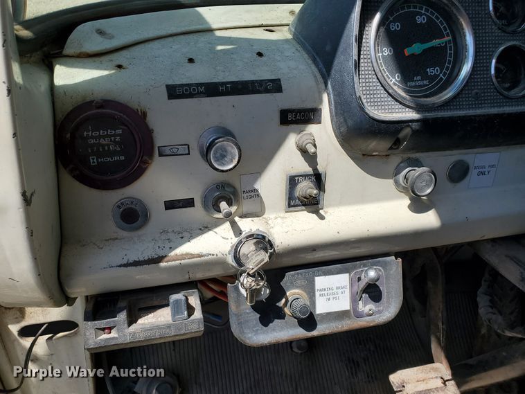 image for item DF8958 1988 Ford 8000  bucket truck