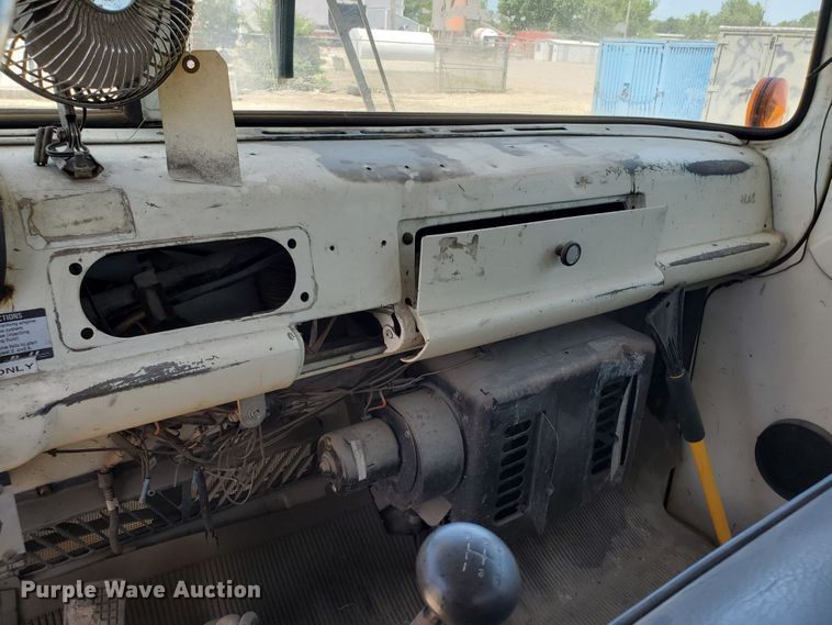 image for item DF8958 1988 Ford 8000  bucket truck