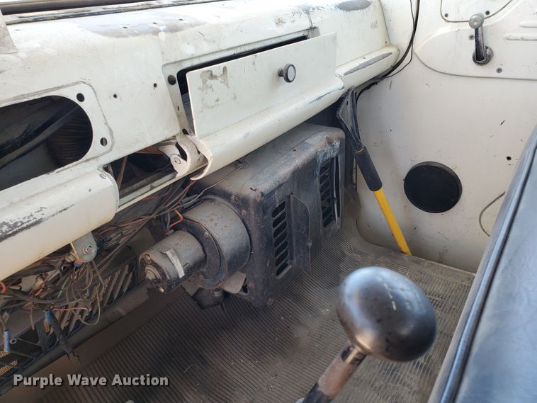 image for item DF8958 1988 Ford 8000  bucket truck