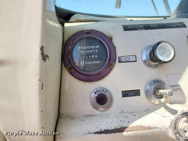 image for item DF8958 1988 Ford 8000  bucket truck