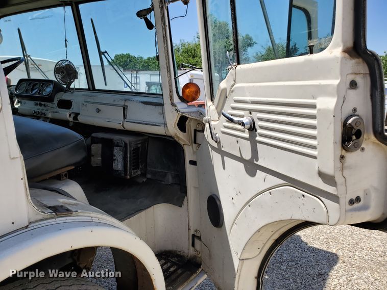 image for item DF8958 1988 Ford 8000  bucket truck