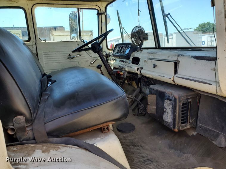 image for item DF8958 1988 Ford 8000  bucket truck