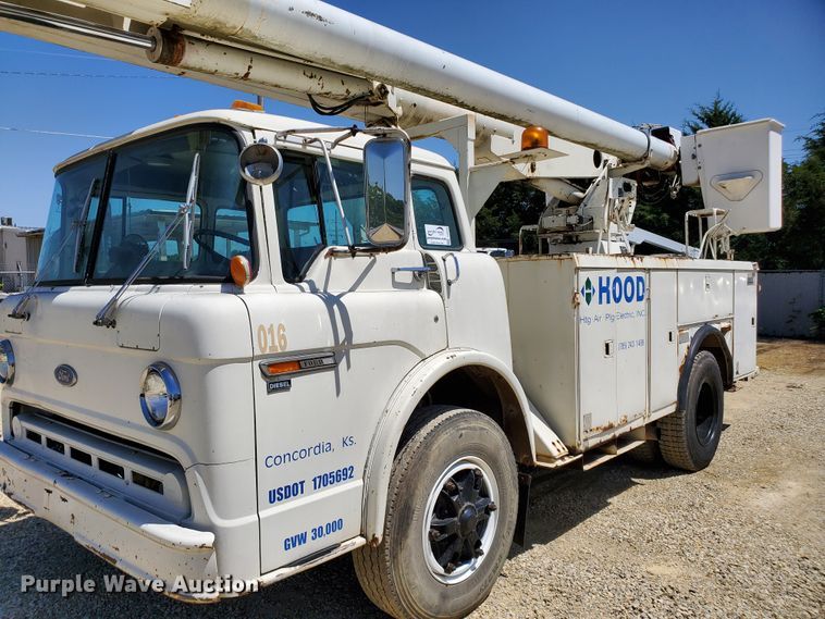 image for item DF8958 1988 Ford 8000  bucket truck