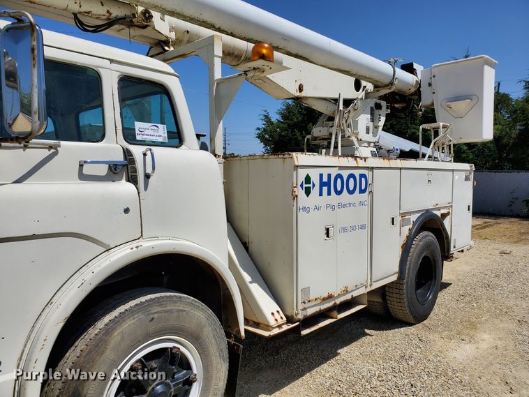 image for item DF8958 1988 Ford 8000  bucket truck