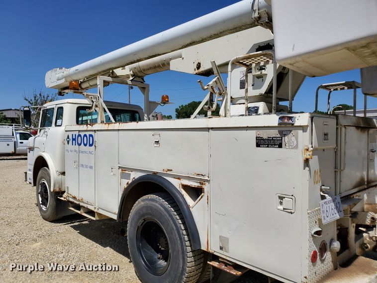 image for item DF8958 1988 Ford 8000  bucket truck
