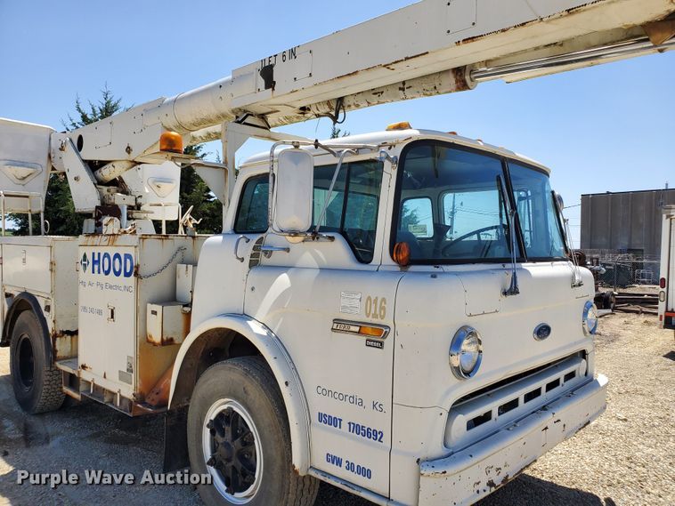 image for item DF8958 1988 Ford 8000  bucket truck