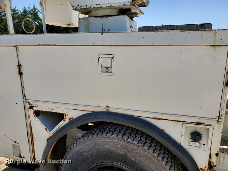 image for item DF8958 1988 Ford 8000  bucket truck