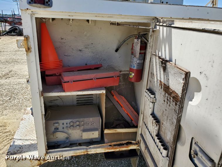 image for item DF8958 1988 Ford 8000  bucket truck