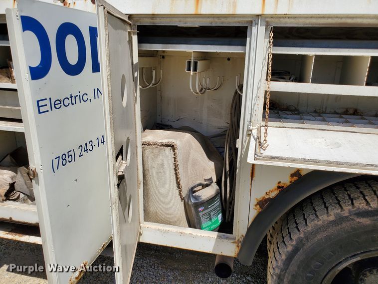 image for item DF8958 1988 Ford 8000  bucket truck