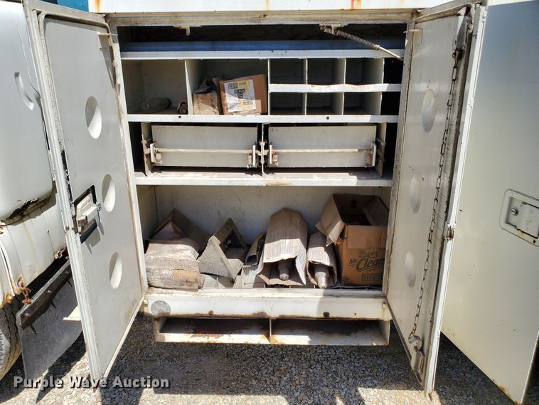 image for item DF8958 1988 Ford 8000  bucket truck