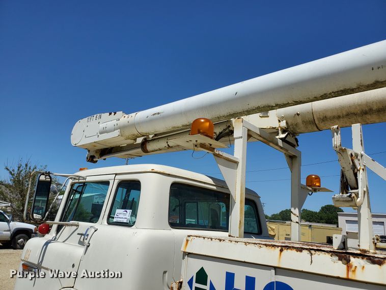 image for item DF8958 1988 Ford 8000  bucket truck
