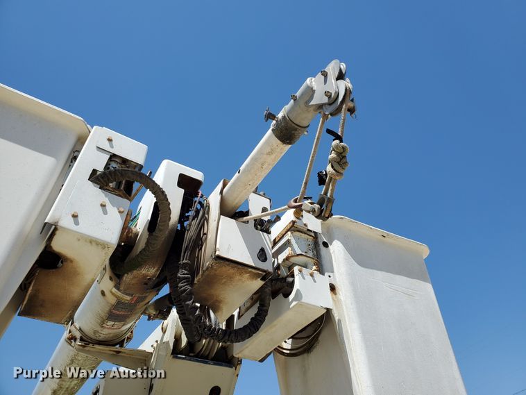 image for item DF8958 1988 Ford 8000  bucket truck