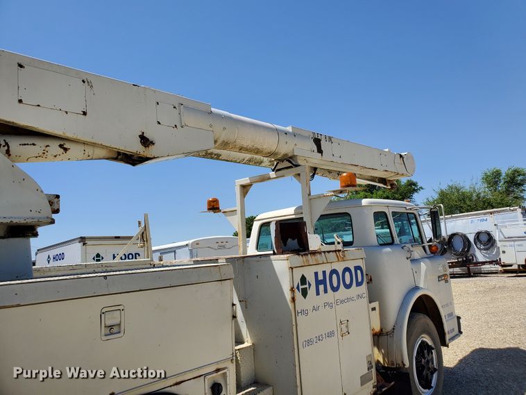 image for item DF8958 1988 Ford 8000  bucket truck