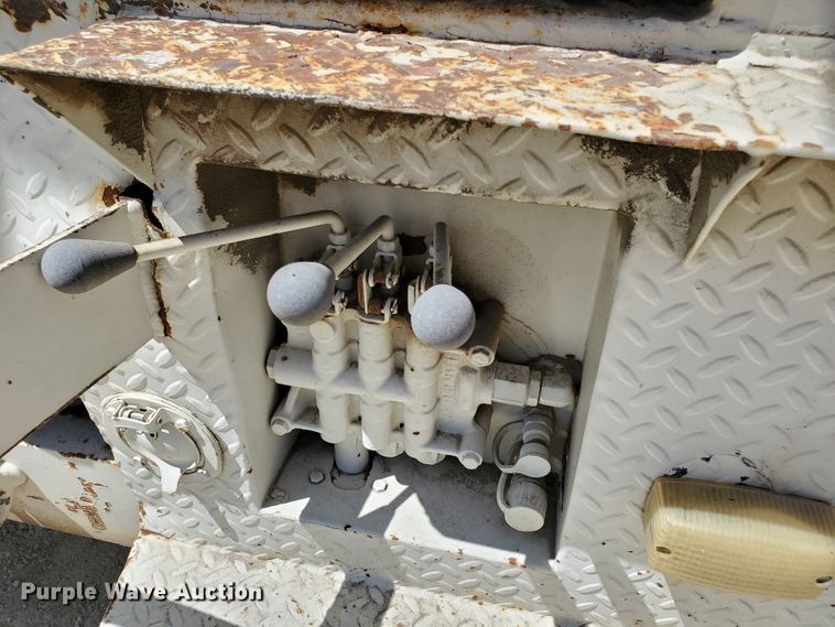 image for item DF8958 1988 Ford 8000  bucket truck