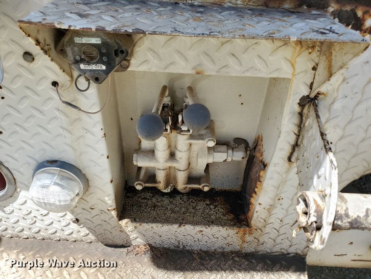 image for item DF8958 1988 Ford 8000  bucket truck