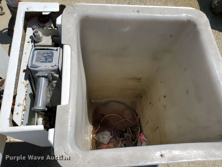 image for item DF8958 1988 Ford 8000  bucket truck