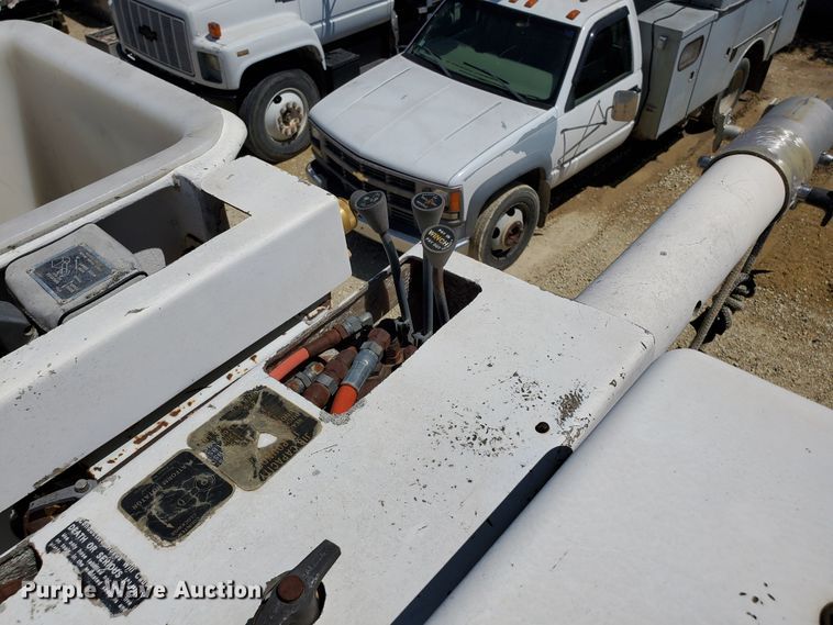 image for item DF8958 1988 Ford 8000  bucket truck