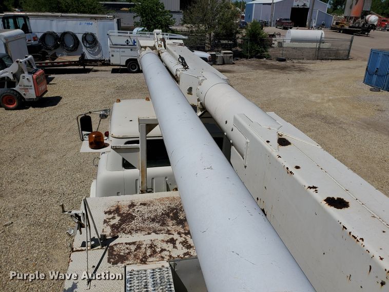 image for item DF8958 1988 Ford 8000  bucket truck