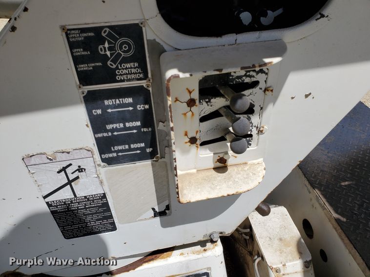 image for item DF8958 1988 Ford 8000  bucket truck