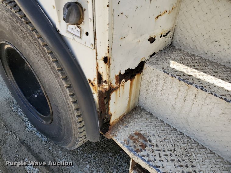 image for item DF8958 1988 Ford 8000  bucket truck