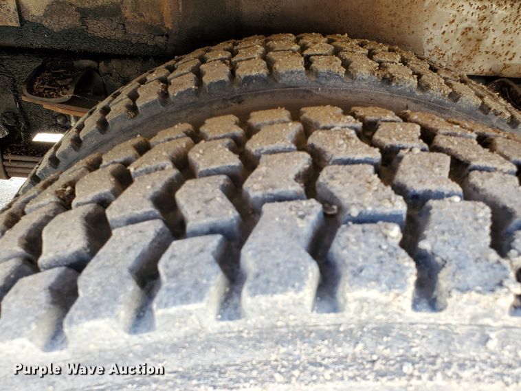 image for item DF8958 1988 Ford 8000  bucket truck