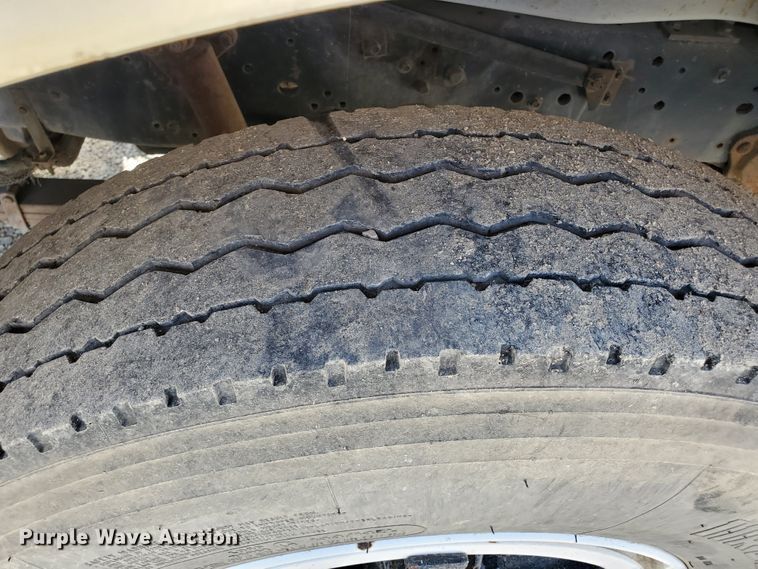 image for item DF8958 1988 Ford 8000  bucket truck