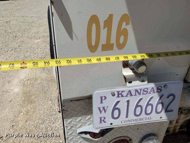 image for item DF8958 1988 Ford 8000  bucket truck