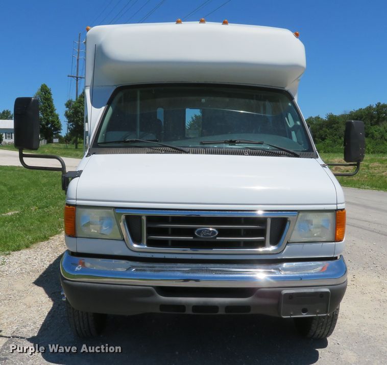 image for item DH1019 2006 Ford E350 Super Duty  shuttle bus