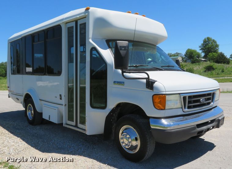 image for item DH1019 2006 Ford E350 Super Duty  shuttle bus