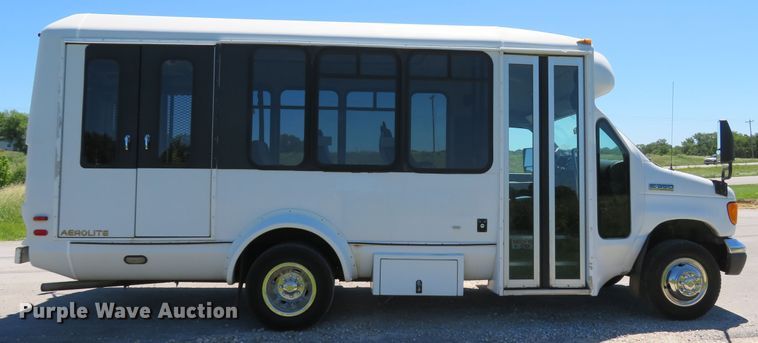 image for item DH1019 2006 Ford E350 Super Duty  shuttle bus