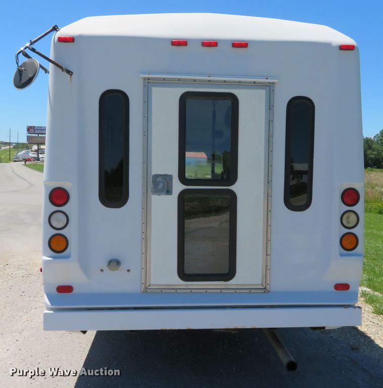 image for item DH1019 2006 Ford E350 Super Duty  shuttle bus