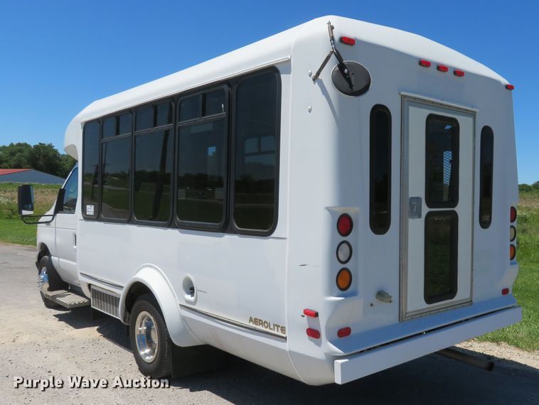 image for item DH1019 2006 Ford E350 Super Duty  shuttle bus