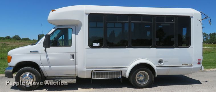 image for item DH1019 2006 Ford E350 Super Duty  shuttle bus