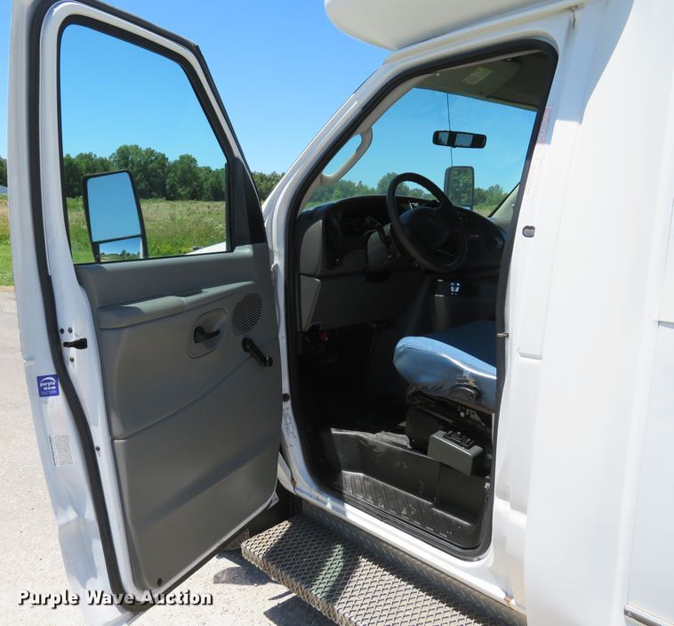 image for item DH1019 2006 Ford E350 Super Duty  shuttle bus
