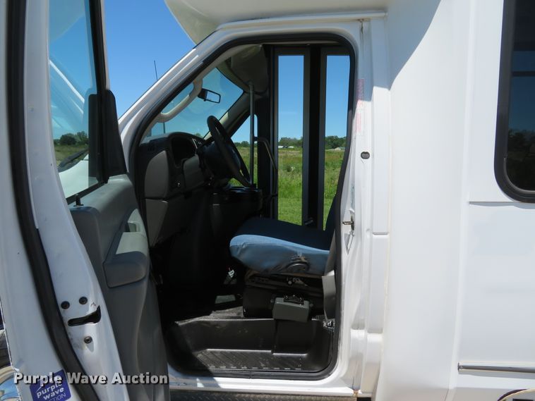 image for item DH1019 2006 Ford E350 Super Duty  shuttle bus
