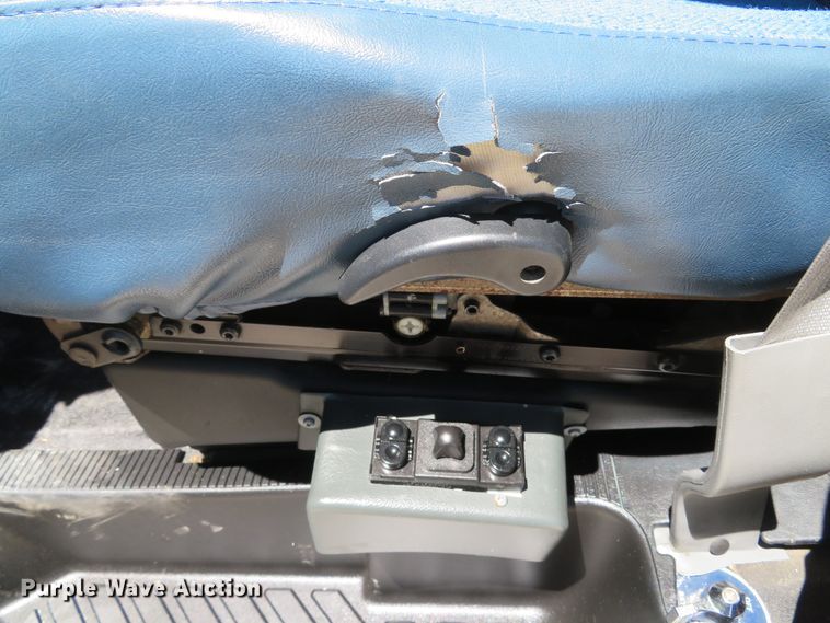 image for item DH1019 2006 Ford E350 Super Duty  shuttle bus