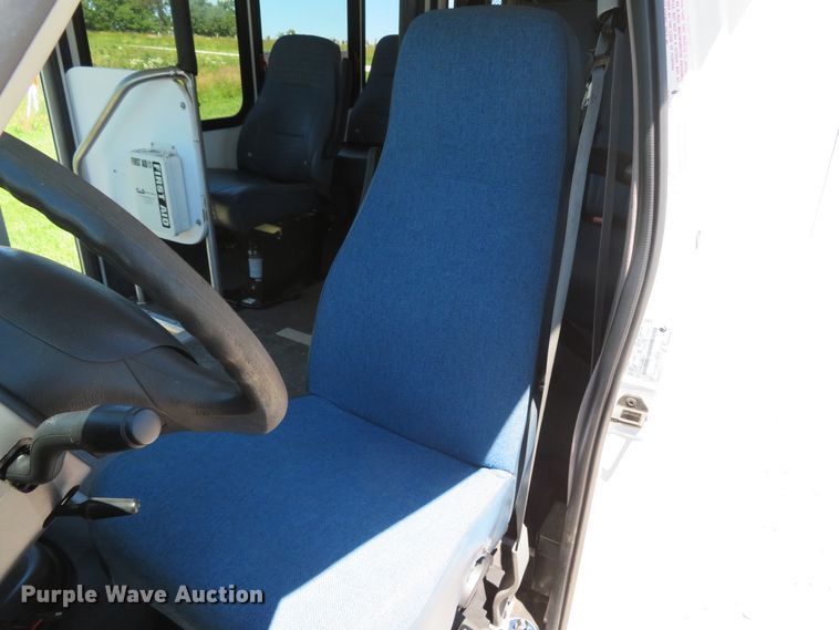 image for item DH1019 2006 Ford E350 Super Duty  shuttle bus