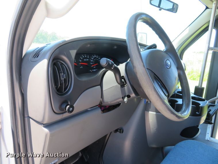 image for item DH1019 2006 Ford E350 Super Duty  shuttle bus