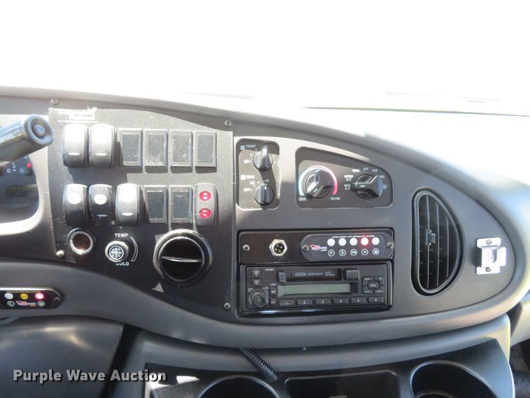 image for item DH1019 2006 Ford E350 Super Duty  shuttle bus